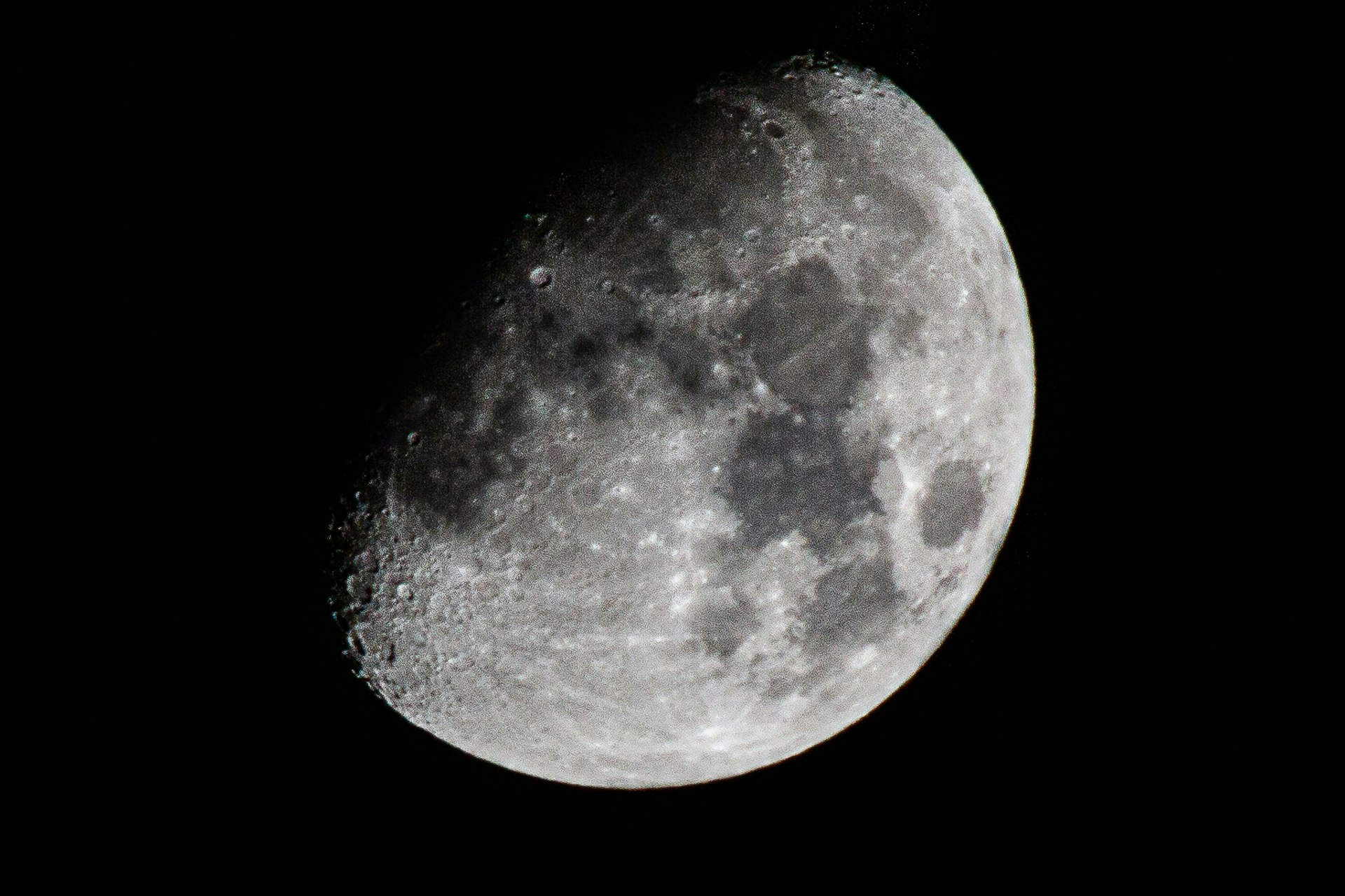 Cropped shot of the moon. f11, 1/500th, ISO 200, 400mm lens with 2x Extender