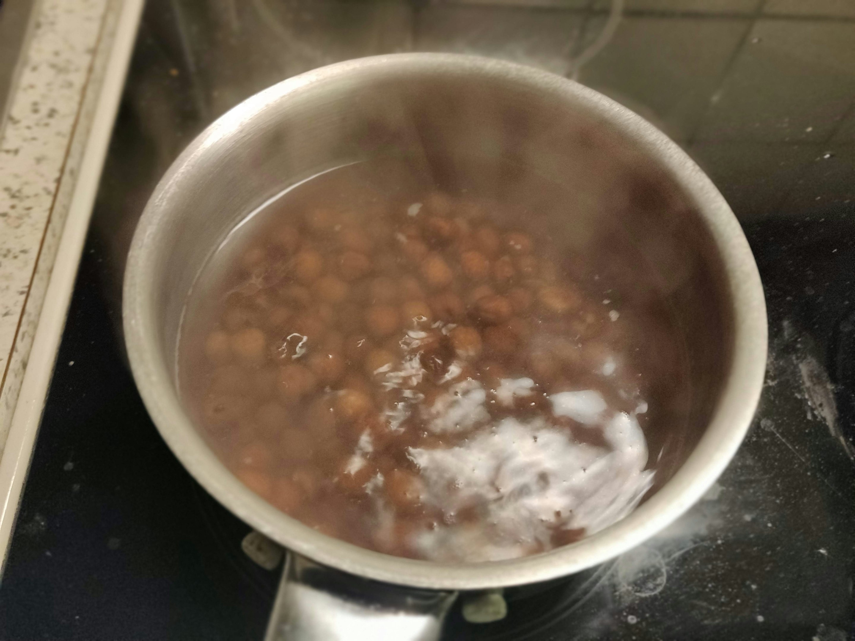 Boil the peas in water