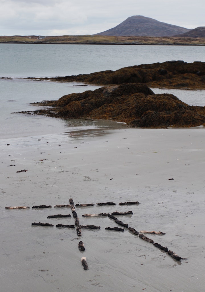 ròisinis (2017)
Ròisinis beach, looking towards the Isle of Grimsay and Eaval
Porcelain and wool marks