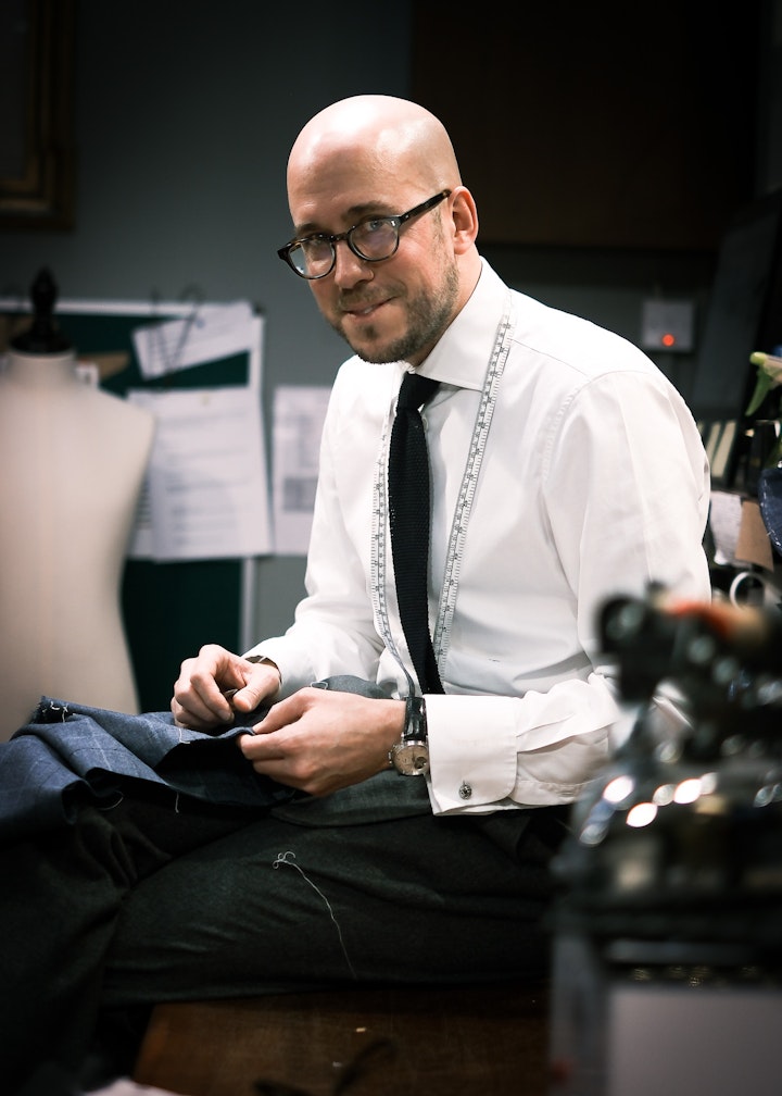 Threaded Elegance: A Tribute to London Tailoring - Looking at Joe Holyoak you’d be forgiven for thinking he found his inspiration for tailoring from ‘Peaky Blinders’. It was in fact through wanting to recreate Di Caprio’s suit in ‘Catch Me If You Can’.
