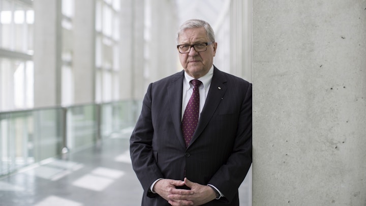 YCW Interviews Dr. Lloyd Axworthy: Champion of Global Human Rights and Peace - Nos Jeunes Citoyens du Monde rencontrent le Dr. Lloyd Axworthy : champion des droits humains et de la paix dans le monde