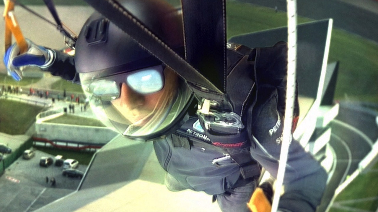Lewis Hamilton Skydive -