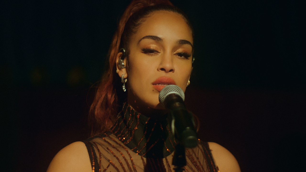 Jorja Smith - 'Home' (live for Jools Holland) -