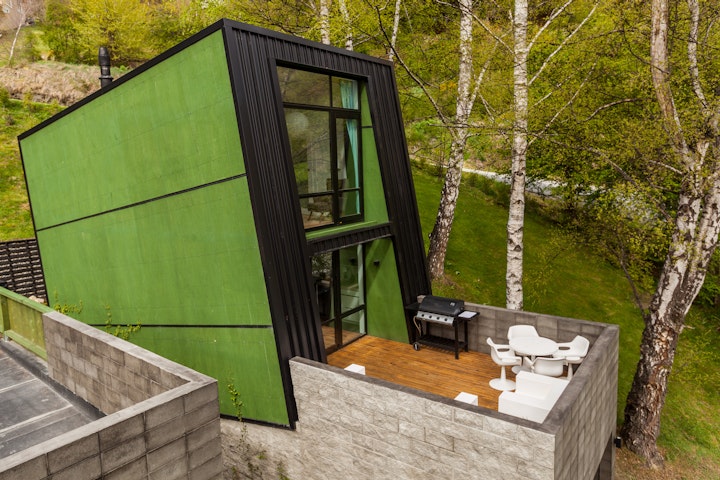 The Black House part one - This award-winning small house in Queenstown designed by Stacey Farrell features a generous deck for outdoor living and entertainment