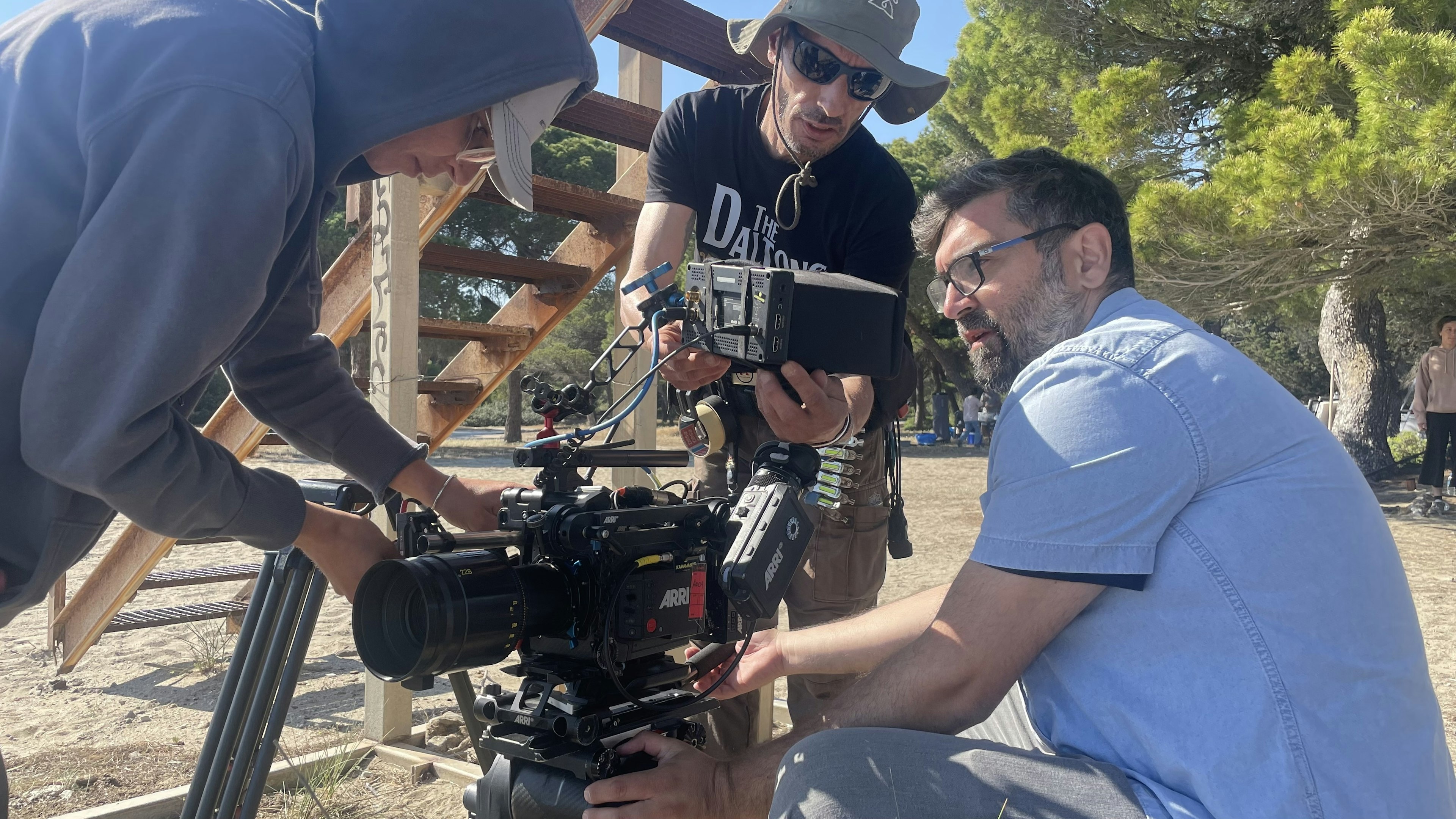 BtS photo 'Surfaces' camera setup με τη βοήθεια της Καλλιόπης Πέρδικα (1st AC), του Χάρη Πουρνία (gaffer) και του Μιχάλη Γκατζόγιας (DoP)