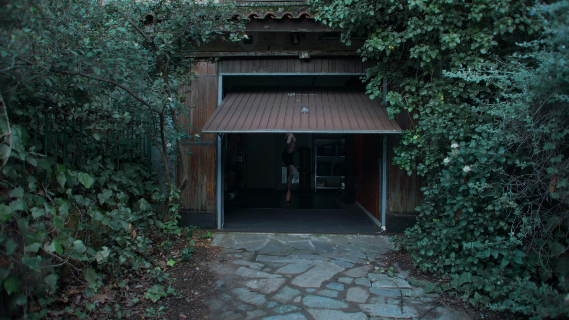 Τελικό κάδρο για τη σκηνή χορού στο γκαράζ.