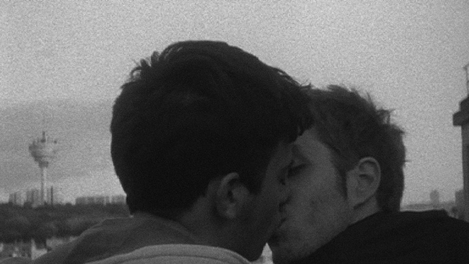 Utopies - photo de plateau - court métrage Utopies. Les deux garçons s'embrassent