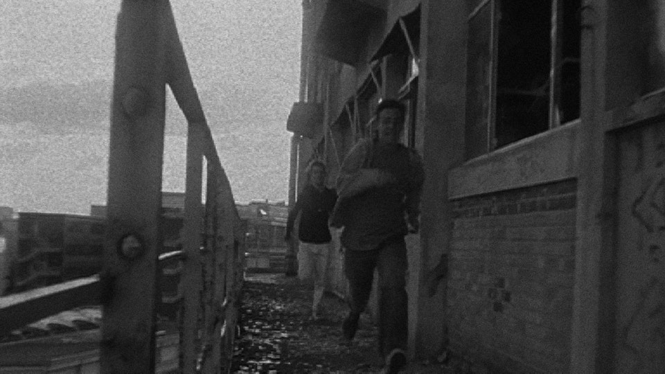 Utopies - Photo de plateau - court métrage Utopies
Les deux garçons courent dans l'usine