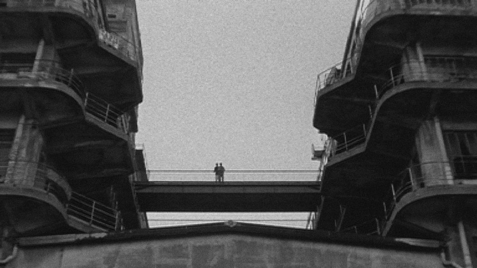Utopies - photo de plateau - court métrage Utopies. Les deux sur le pont reliant les batiments