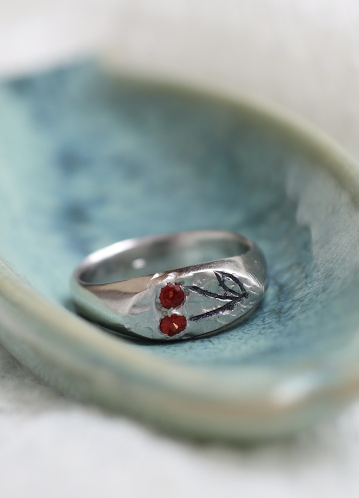 Cherry - silver signet ring
Red sapphires
Size: 50
Price: 45.000 Ft