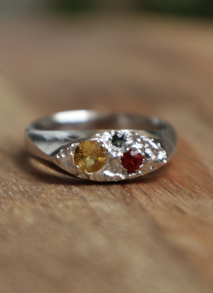 'Cast not set 'silver signet ring with colorful sapphires
Size: 51
Price: 59.000 Ft