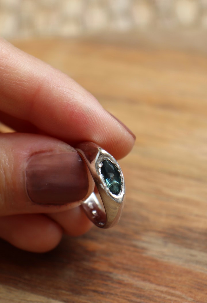 'Cast not set' signet ring with blue sapphire
Size: 52,5
Price: 56.000 Ft