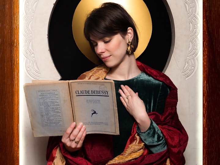 Naomi (30) is a classical mezzo-soprano singer and songwriter from Paris. On her personal relationship to singing, she says: « When I sing, I feel both naked and protected, as close as possible to the child I was, fragile and yet solid as ever. I like to let the text and the music flow through me, and to be surprised by the present moment, by the state of the moment. It's a long way, but thanks to singing and music I have understood that I love nothing more than to walk it ». Quoting Boris Terk, she believes that « a voice is a person ».