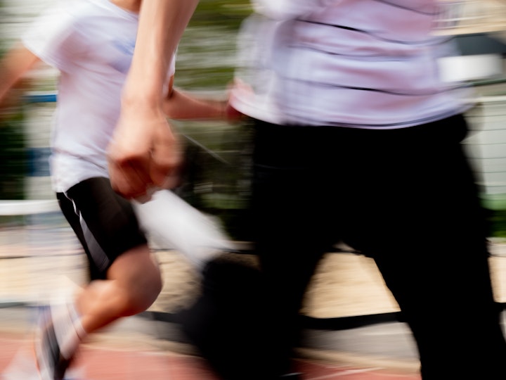 Deux étudiants en spécialité Athlétisme sprintent pendant un cours pratique