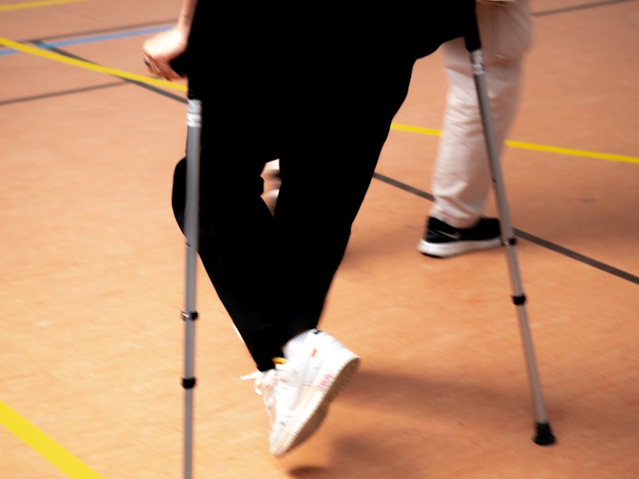 Un étudiant de L1 en béquilles après une blessure à la jambe