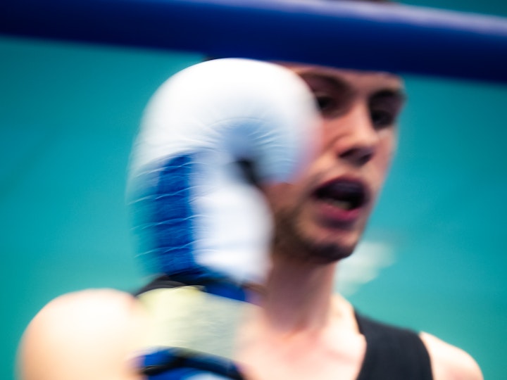 Luka, étudiant de L2, combat dans le cadre d'une compétition interuniversitaire de savate boxe française organisée par la Fédération Française du Sport Universitaire (FFSU)