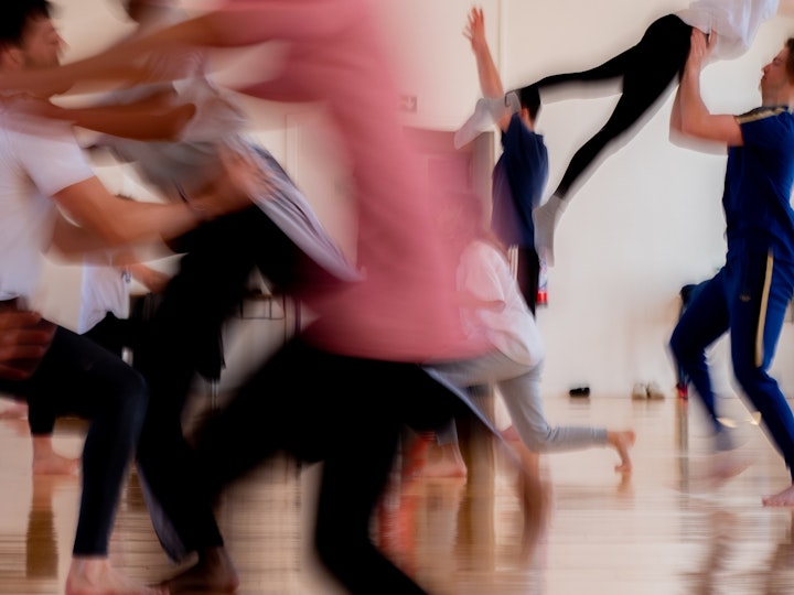 Des étudiant.e.s en L1 répètent des mouvements de danse qu’ils ont appris en cours, dans le but de composer une chorégraphie en binôme