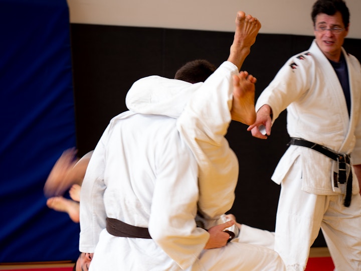 Un étudiant de L1 réalise une prise de judo pendant le cours pratique du professeur Marc Testa