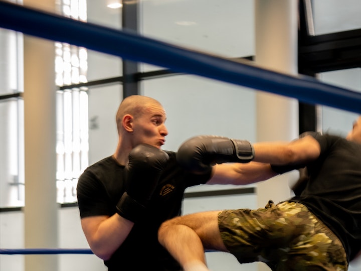 Des étudiants combattent pendant un cours pratique de savate boxe française