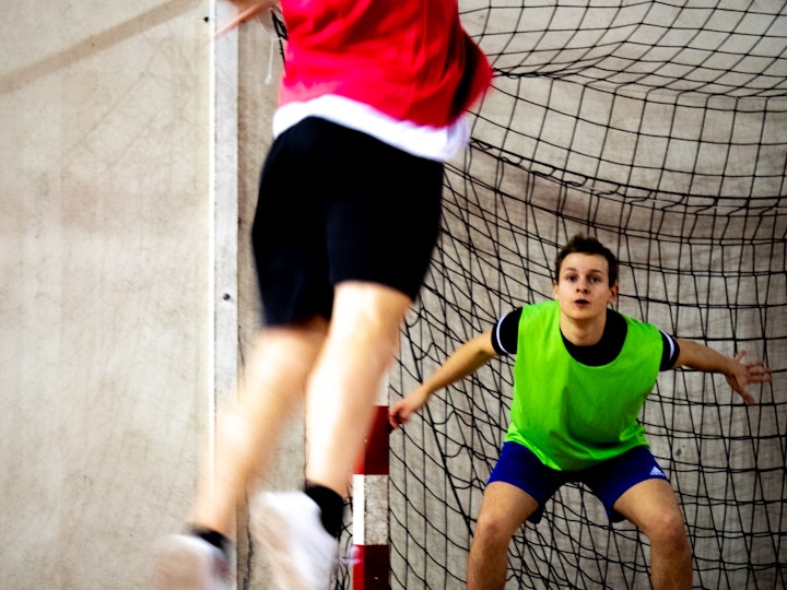 Un étudiant de spécialité Handball s'apprête à tirer au but