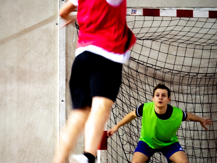 Un étudiant de spécialité Handball s'apprête à tirer au but