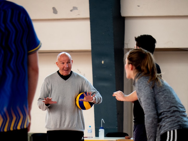 Le professeur Fethi Sakouhi donne des consignes à des étudiants en spécialité Volleyball pendant un cours pratique
