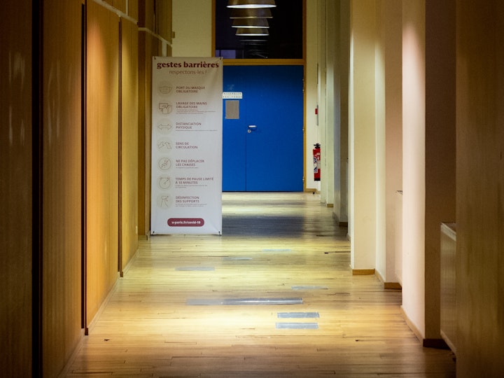 Le couloir menant à la bibliothèque, au 2e étage du bâtiment principal de l'UFR