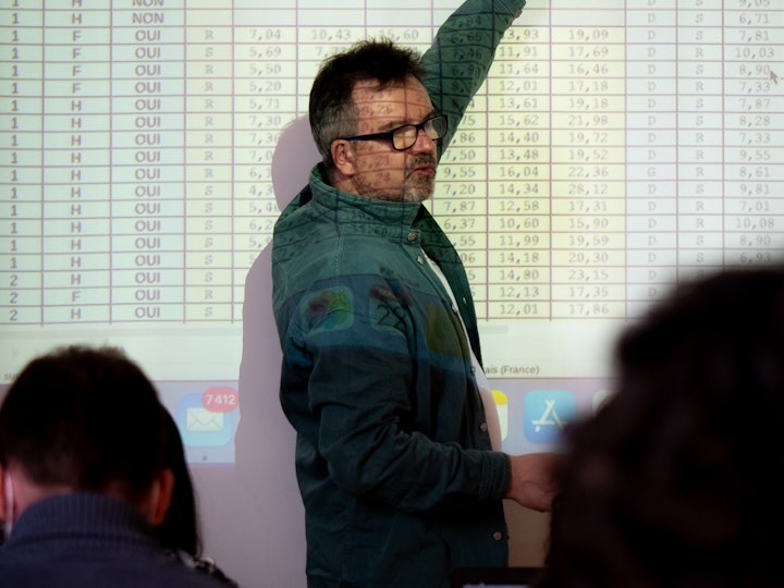 Sylvain Hanneton, enseignant-chercheur et directeur adjoint de l'Institut des Sciences du Sport Santé de Paris, en cours de statistiques devant des étudiants en Master