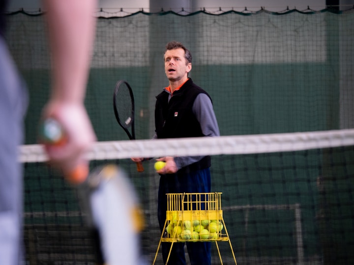 Le professeur de tennis Cyrille Monet donne des consignes à des L2, en cours pratique