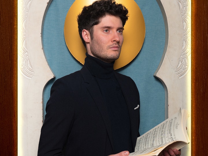 Johan (29) is a classical pianist from Nice and has just finished his master's degree in vocal accompaniment at the CNSM in Paris, in Anne Le Bozec's class. He started playing the piano at the age of 6, "because we had a piano at home - which we still have, by the way - and my sister played it and I wanted to do what she did. She's my big sister, so I wanted to copy her a bit". He continued his musical studies in Nice and then in London, at the Royal Academy of Music, an experience that changed his relationship to music. "Because over there, everything is very open. So for example, very concretely, you are not at all confined to your instrument and you can attend a lot of orchestra rehearsals (...) it's a place where you can spend a whole day without leaving it: you will have your lesson, you will listen to an orchestra rehearsal, there will be a trumpet master class... (...) it's really part of the culture, to get a taste of everything. That's what I got out of it, and it was there that I really discovered vocal accompaniment".