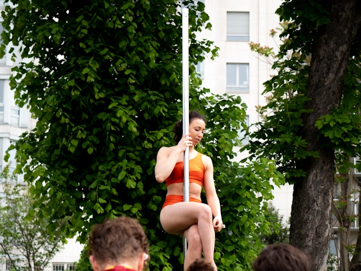 Une étudiante de L3 en démonstration de pole dance, dans le cadre de la Journée du Sport Féminin