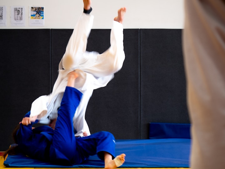 Une étudiante de L1 renverse sa camarade pendant un cours pratique de judo