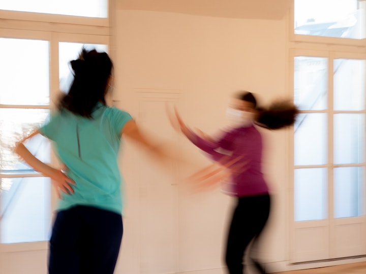 La professeure Florence Guérin (à droite), accompagne une danseuse dans la salle de danse située au dernier étage de l'UFR. La danse est une option dans laquelle les étudiant.e.s peuvent se spécialiser à partir de la 2e année de Licence
