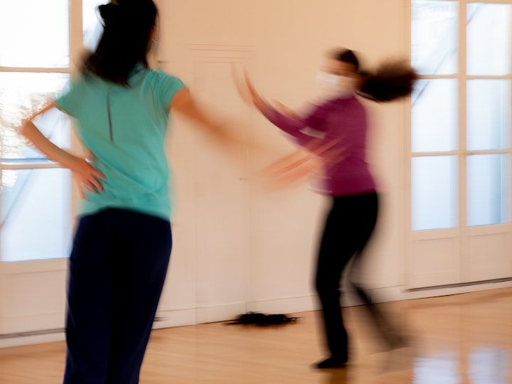 La professeure Florence Guérin (à droite), accompagne une danseuse dans la salle de danse située au dernier étage de l'UFR. La danse est une option dans laquelle les étudiant.e.s peuvent se spécialiser à partir de la 2e année de Licence