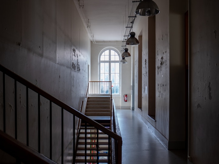 Un couloir aux murs décrépis au 2e étage du bâtiment principal de l'UFR