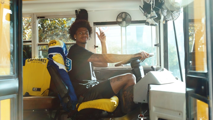 CAPITANES x HOOPBUS