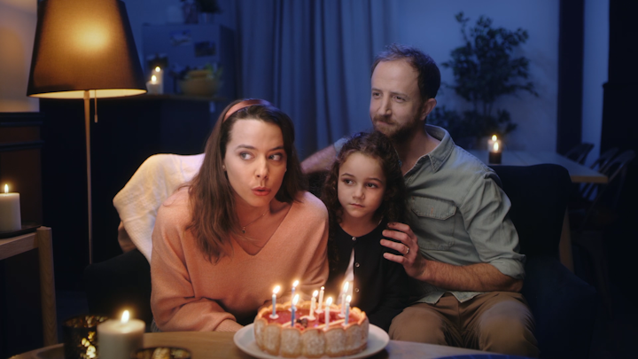 DEEZER_BIRTHDAY_V06 MASTER_ETALO.00_00_10_17.Still001 -