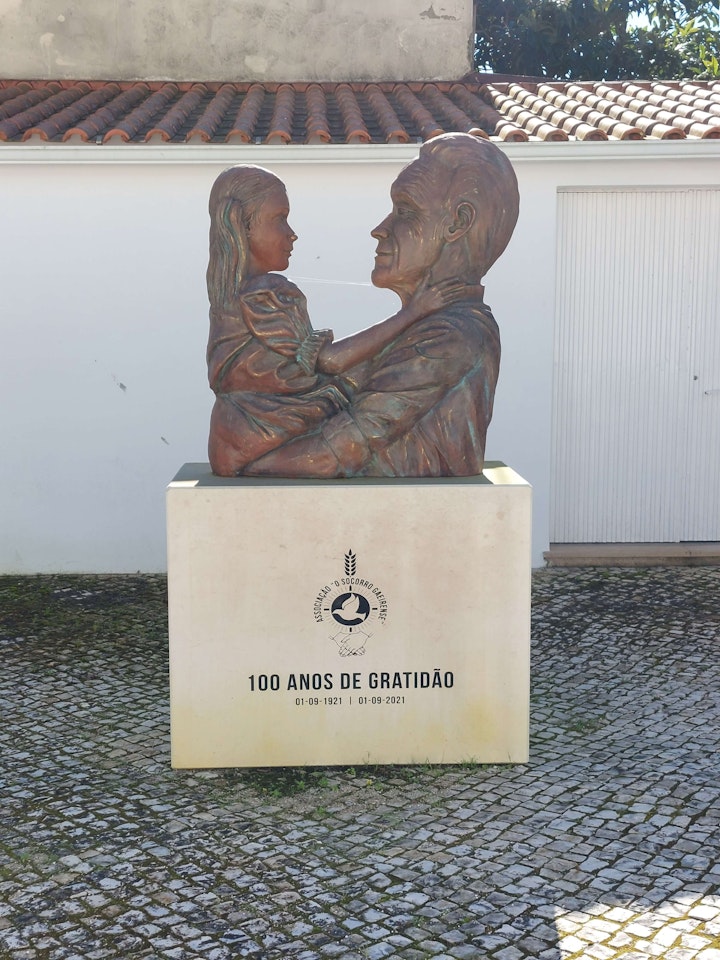 Monumento comemorativos dos 100 anos da Associação Socorro Gaeirense - 