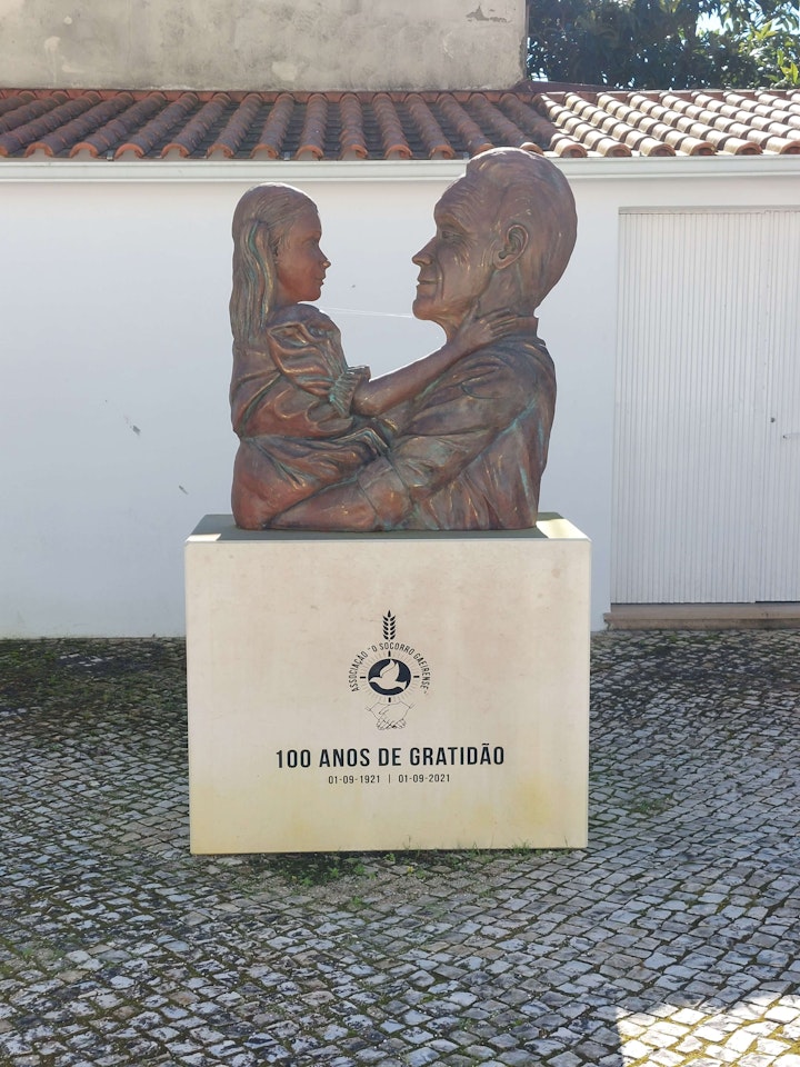 Monumento comemorativos dos 100 anos da Associação Socorro Gaeirense -