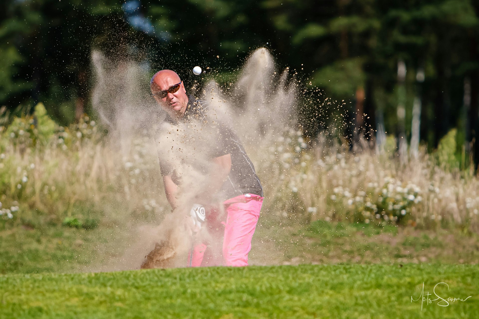 Golfifotograaf Mats Soomre lemmikfoto: Juri Kharchenko, BMW Golf Cup International Eesti kvalifikatsioon 2007 Niitvälja 7. raja griinibunkrist. Bunkrist löögid on mängijatele keerukad, fotograafile puhas rõõm.