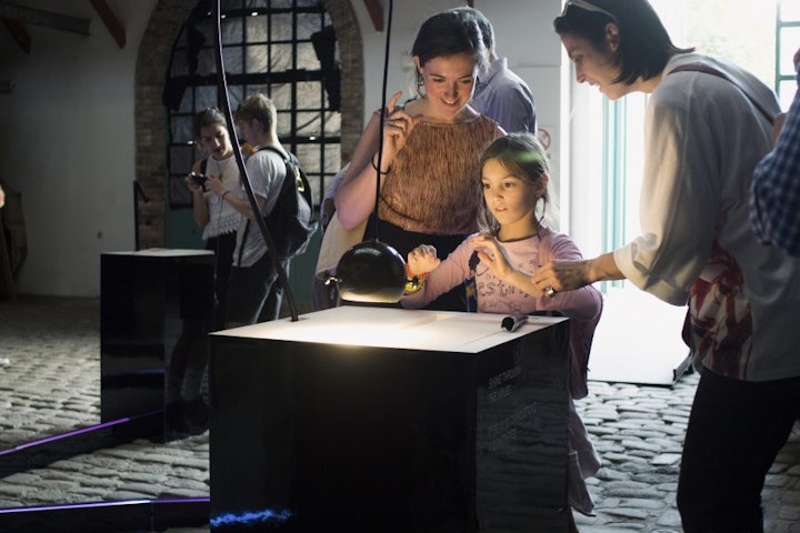 Cave-of-Sounds-Tim-Murray-Browne-1-A-child-and-parents-playing-with-the-instrument-Lightefface-at-Athens-Science-Festival-3430-Photographer-Anastasia-Alekseeva-900x600 -
