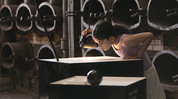 Cave-of-Sounds-Tim-Murray-Browne-2-A-child-playing-with-the-instrument-Lightefface-at-Athens-Science-Festival-3357-crop-Photographer-Anastasia-Alekseeva-2048x1140 -