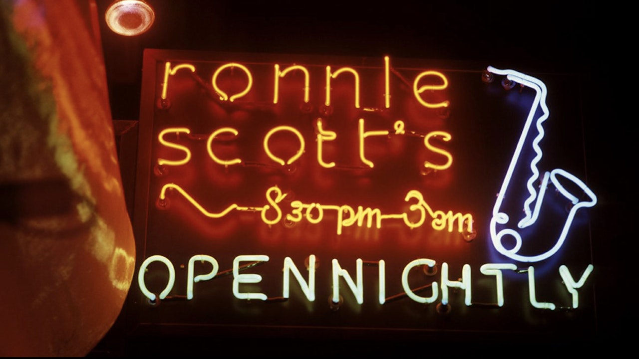 RONNIES_PRESS PHOTOS_40_RONNIE'S BEHIND THE SCENES_Club Sign