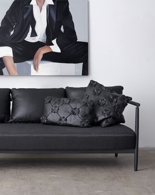 Humble sofa black interior_004