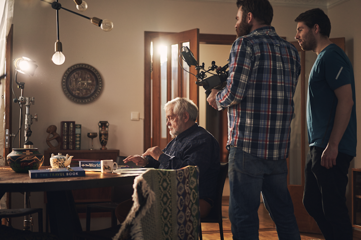 On set /
Alma
