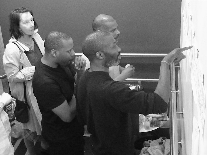 Production: The Light; Urban Chronicles, episode 1 - Day 1: the crew discusses the next shot.