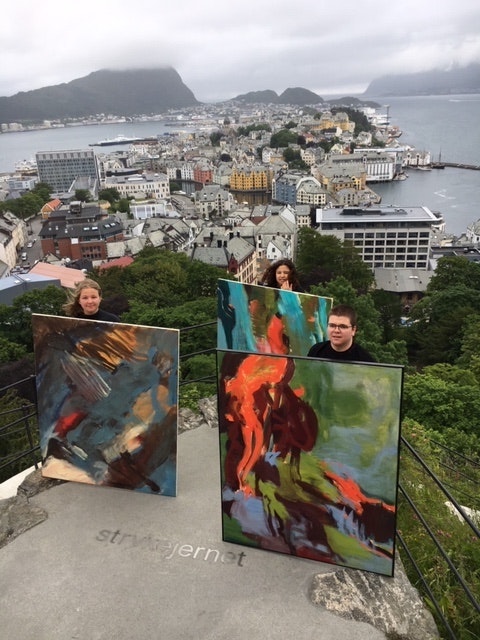 7ba0af1af805cc6 - Sterkest er opplevelsen når bildene møter natur og arkitektur. Jeg utfører derfor også, som her i Ålesund med en gruppe studenter (Isak, Anna og Eshelly) bildebæring og plassering av bilder i ulike deler av natur/arkitektur.