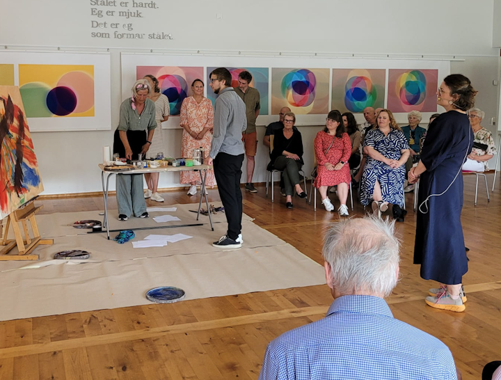 Skjermbilde 2024-09-12 kl. 18.14.30 - Arte innuendo 2024
En samklang mellom tone og farge hvor musiker og billedkunstner lytter innover i seg selv og til den andre. Hvor de hver for seg skaper et rom som støtte til deres egen kunstart og hvor de kan påvirke hverandres opplevelse og hva de gjør med rommet.
Et alvor med dyp konsentrasjon og samtidig en leken, nysgjerrig lytting og svar til den andre. En kommunikasjon som gir et helhetlig verk med klangrom og klangbilde.