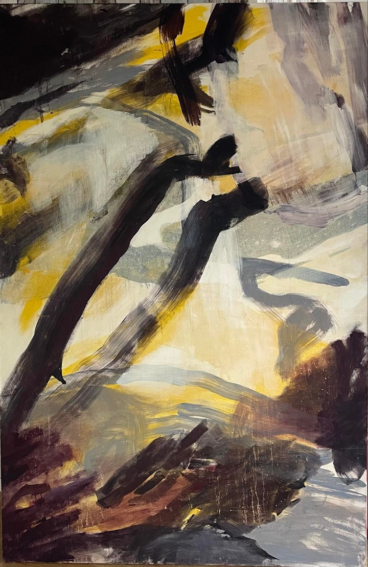 309802688_670176734255393_5195248965480171635_n - Salangsverket
195 x 130 cm, egg olje tempera.
Det jevne regnet gir stillhet og ro. Det er lett å ta til seg fornemmelsene som kommer til meg der jeg står og maler. De handler om kvalitetene i omgivelsene, og ikke om noe er pent eller stygt.
Jeg opplever kraft, redsel, iver og skuffelser, og ser en mengde strukturer
og gråtoner i betongen, den rødbrune knudrete armeringen og det irrgrønne fløyelsaktige gresset.
Jeg skal bidra med en tre dager lang «performance», en opptreden under årets Salangen Biennale. Temaet for utstillingen og rammen rundt mitt kunstneriske bidrag, er betydningen naturen og arkitekturhistorien har på kunstuttrykket og omvendt.
For meg som står og maler kommer opplevelsene som stemninger. Som et vagt bakteppe ligger tanken på folkelivet og iveren som var her da Salangs- verket ble bygget for over hundre år siden, og skuffelsen over at denne aktiviteten ble lagt ned etter bare fem års drift. Jernmalmens kvalitet var ikke så god som forventet. De store truende veggene har kraftig armering som stikker for- vridd inn i rommet, og giganten av et bygg viser hvilke krefter veggene skulle motstå når malmen ble knust.
Det som kommer til meg som en sterkere opplevelse i nuet er regnet, konstant dryppende, og det milde uttrykket naturens påvirkning har hatt på stedet. Vegetasjonen har begynt å ta området tilbake. Bakken er dekket av grønn mose og det rager høye trær i ruinene.
Rundt meg står publikum, og jeg vet at noe står på spill. Presset på at jeg
må klare å uttrykke noe genuint, balanseres opp mot vissheten om at jeg vil finne roen og stillheten som gjør meg mottagelig. De ytre påvirkningene åpner opp for de indre sanseerfaringene, kvaliteter som berører noe hos meg. Formidlingen min i maleriet baseres på disse kvalitetene, påvirkes av regnets utfordringer og sluttføres ved hjelp av motet mitt.
Jeg kjenner jeg står støtt i meg, slik at jeg kan slippe meg ut fra det kontroller- ende og tenkende. Jeg lytter åpent og genuint, og snur fokuset bort fra meg
og min prestasjon mot det jeg lytter til – det som blir formet på lerretet. Når jeg lytter gjør jeg det uten å være forutinntatt, og opplevelsene fra de ytre omgivelsene kan derfor riste løs mine lagrede sanseerfaringer. Ved å se på det jeg maler som om det er det første bildet jeg har malt, holder jeg oppe nysgjerrigheten. Jeg slipper tankene og konsentrerer meg om pusten, og slik åpner jeg opp for impulsene om hva jeg skal male.