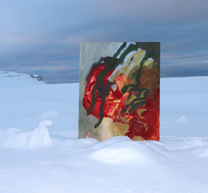 Bilde2observatoriet - Bilde 2 mot Kongsfjord
Tre uker på Kunstnerhytta i Ny-Ålesund ga meg gode muigheter til å være i denne vakre voldsomme naturen - til å la meg komme på bølgelengde med denne naturens poesi.
Jeg kunne male fritt på mine store lerret - være i en god prosess. Til slutt satte jeg produktet ut i naturen - tilbake til inspirasjoneskilden.